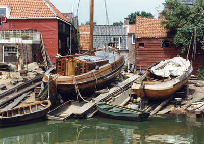 841714 Gezicht op de scheepswerf aan de Oude Haven te Spakenburg.